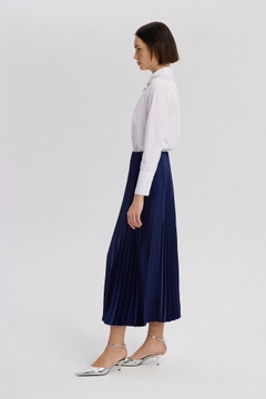 Een kledingmodel uit de groothandel draagt TOU10123 - Pleated Satin Skirt - Navy Blue, Turkse groothandel Rok van Touche Prive