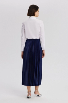 Una modelo de ropa al por mayor lleva TOU10123 - Pleated Satin Skirt - Navy Blue, Falda turco al por mayor de Touche Prive