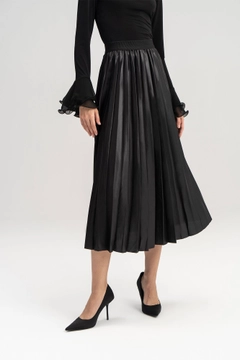 A wholesale clothing model wears TOU11035 - Pleated Skirt - Black, Turkish wholesale Skirt of Touche Prive