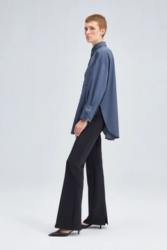 Bir model, Touche Prive toptan giyim markasının tou11695-relaxed-fit-poplin-shirt-grey toptan Gömlek ürününü sergiliyor.