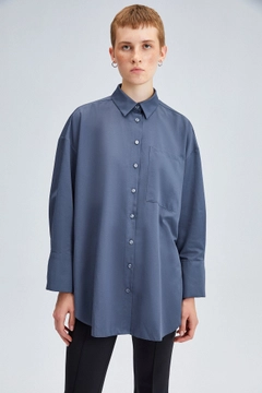 Hurtowa modelka nosi tou11695-relaxed-fit-poplin-shirt-grey, turecka hurtownia Koszula firmy Touche Prive