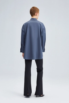 Bir model, Touche Prive toptan giyim markasının tou11695-relaxed-fit-poplin-shirt-grey toptan Gömlek ürününü sergiliyor.