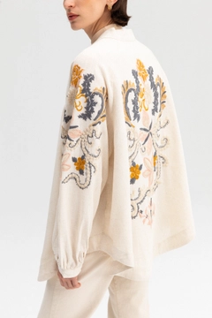 Een kledingmodel uit de groothandel draagt TOU10010 - Embroidered Kimono Jacket, Turkse groothandel Kimono van Touche Prive