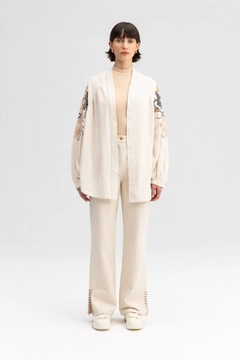 Ένα μοντέλο χονδρικής πώλησης ρούχων φοράει TOU10010 - Embroidered Kimono Jacket, τούρκικο Κιμονό χονδρικής πώλησης από Touche Prive