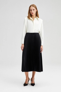 Ein Bekleidungsmodell aus dem Großhandel trägt TOU10006 - Pleated Satin Skirt, türkischer Großhandel Rock von Touche Prive