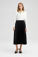 Ένα μοντέλο χονδρικής πώλησης ρούχων φοράει tou10006-pleated-satin-skirt, τούρκικο  χονδρικής πώλησης από 