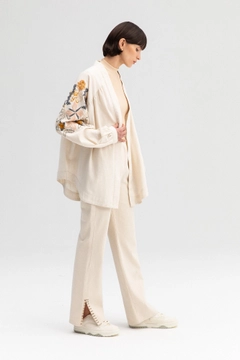 Una modelo de ropa al por mayor lleva TOU10010 - Embroidered Kimono Jacket, Kimono turco al por mayor de Touche Prive