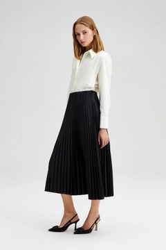 Een kledingmodel uit de groothandel draagt TOU10006 - Pleated Satin Skirt, Turkse groothandel Rok van Touche Prive
