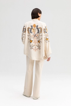 Модел на дрехи на едро носи TOU10010 - Embroidered Kimono Jacket, турски едро Кимоно на Touche Prive