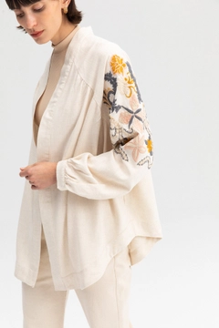 Ein Bekleidungsmodell aus dem Großhandel trägt TOU10010 - Embroidered Kimono Jacket, türkischer Großhandel Kimono von Touche Prive