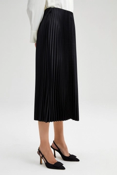 Een kledingmodel uit de groothandel draagt TOU10006 - Pleated Satin Skirt, Turkse groothandel Rok van Touche Prive