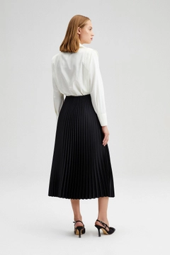 Ein Bekleidungsmodell aus dem Großhandel trägt TOU10006 - Pleated Satin Skirt, türkischer Großhandel Rock von Touche Prive