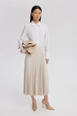Bir model,  toptan giyim markasının tou10004-pleated-satin-skirt toptan  ürününü sergiliyor.