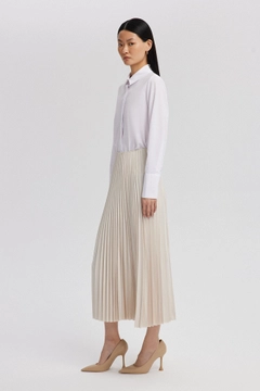 Bir model, Touche Prive toptan giyim markasının TOU10004 - Pleated Satin Skirt toptan Etek ürününü sergiliyor.