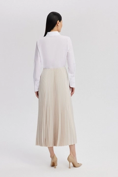 Bir model, Touche Prive toptan giyim markasının TOU10004 - Pleated Satin Skirt toptan Etek ürününü sergiliyor.