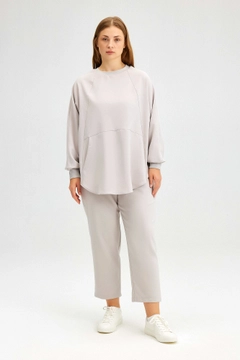 Bir model, Touche Prive toptan giyim markasının tou12167-pocket-crepe-tunic-grey toptan Tunik ürününü sergiliyor.