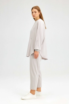 Bir model, Touche Prive toptan giyim markasının tou12167-pocket-crepe-tunic-grey toptan Tunik ürününü sergiliyor.