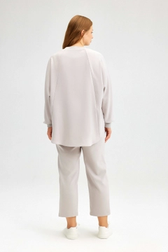 Una modelo de ropa al por mayor lleva tou12167-pocket-crepe-tunic-grey, Túnica turco al por mayor de Touche Prive