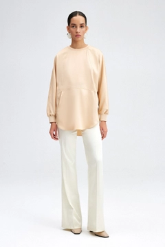 Una modelo de ropa al por mayor lleva tou12236-satin-pocket-detail-tunic-beige, Túnica turco al por mayor de Touche Prive