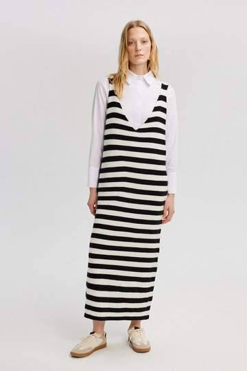 A wholesale clothing model wears  V Neck Striped Gilet - Black
, Turkish wholesale Dress of Touche Prive