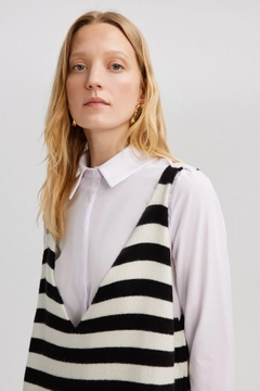 A wholesale clothing model wears tou12553-v-neck-striped-gilet-black, Turkish wholesale Dress of Touche Prive