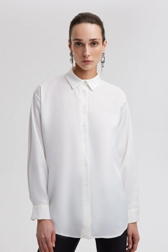 Una modelo de ropa al por mayor lleva tou12810-satin-textured-shirt-white, Camisa turco al por mayor de Touche Prive