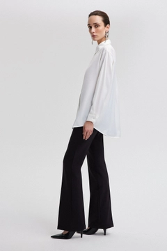 Ένα μοντέλο χονδρικής πώλησης ρούχων φοράει tou12810-satin-textured-shirt-white, τούρκικο Πουκάμισο χονδρικής πώλησης από Touche Prive