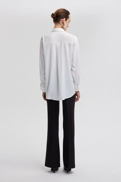 Hurtowa modelka nosi tou12810-satin-textured-shirt-white, turecka hurtownia Koszula firmy Touche Prive