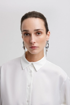 Ένα μοντέλο χονδρικής πώλησης ρούχων φοράει tou12810-satin-textured-shirt-white, τούρκικο Πουκάμισο χονδρικής πώλησης από Touche Prive