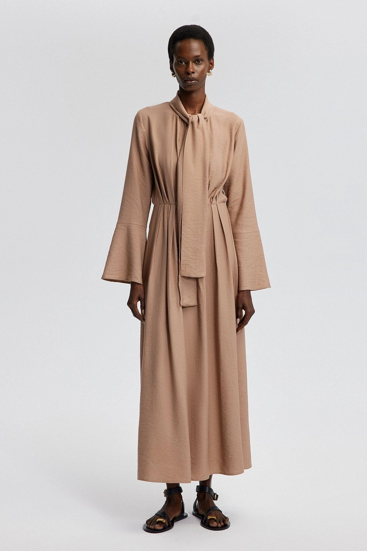 Un mannequin de vêtements en gros porte tou12812-natural-textured-pleated-dress-beige, Robe en gros de Touche Prive en provenance de Turquie