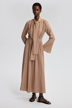 Una modelo de ropa al por mayor lleva tou12812-natural-textured-pleated-dress-beige, Vestido turco al por mayor de Touche Prive