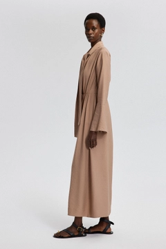 Un mannequin de vêtements en gros porte tou12812-natural-textured-pleated-dress-beige, Robe en gros de Touche Prive en provenance de Turquie
