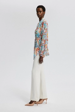 Ένα μοντέλο χονδρικής πώλησης ρούχων φοράει tou12819-patterned-chiffon-kimono-mix-color, τούρκικο Κιμονό χονδρικής πώλησης από Touche Prive