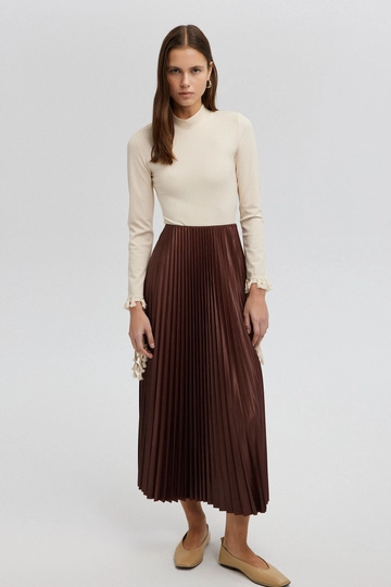 A wholesale clothing model wears  Pleated Skirt - Brown
, Turkish wholesale Skirt of Touche Prive