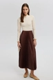 Een kledingmodel uit de groothandel draagt tou12820-pleated-skirt-brown, Turkse groothandel  van 