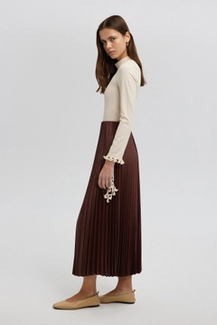 A wholesale clothing model wears tou12820-pleated-skirt-brown, Turkish wholesale Skirt of Touche Prive