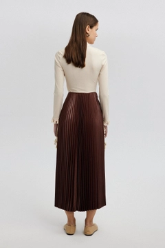 Una modella di abbigliamento all'ingrosso indossa tou12820-pleated-skirt-brown, vendita all'ingrosso turca di Gonna di Touche Prive