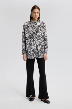 Een kledingmodel uit de groothandel draagt tou12821-linen-textured-patterned-shirt-black, Turkse groothandel Shirt van Touche Prive