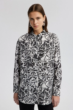 Hurtowa modelka nosi tou12821-linen-textured-patterned-shirt-black, turecka hurtownia Koszula firmy Touche Prive