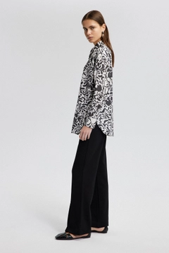 Una modella di abbigliamento all'ingrosso indossa tou12821-linen-textured-patterned-shirt-black, vendita all'ingrosso turca di Camicia di Touche Prive