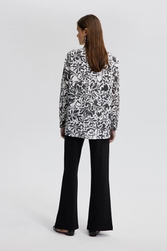 Ένα μοντέλο χονδρικής πώλησης ρούχων φοράει tou12821-linen-textured-patterned-shirt-black, τούρκικο Πουκάμισο χονδρικής πώλησης από Touche Prive