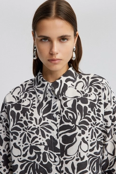 Bir model, Touche Prive toptan giyim markasının tou12821-linen-textured-patterned-shirt-black toptan Gömlek ürününü sergiliyor.
