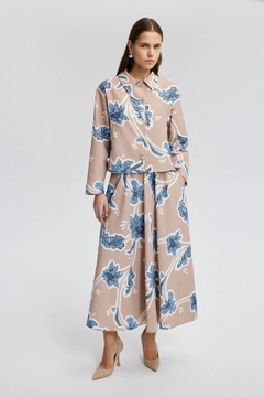 Ένα μοντέλο χονδρικής πώλησης ρούχων φοράει tou12826-linen-textured-patterned-shirt-skirt-set-beige, τούρκικο Ταγέρ χονδρικής πώλησης από Touche Prive