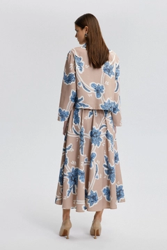 Ένα μοντέλο χονδρικής πώλησης ρούχων φοράει tou12826-linen-textured-patterned-shirt-skirt-set-beige, τούρκικο Ταγέρ χονδρικής πώλησης από Touche Prive