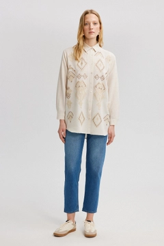 Ένα μοντέλο χονδρικής πώλησης ρούχων φοράει tou12843-linen-textured-oversize-shirt-with-embroidery-cream, τούρκικο Πουκάμισο χονδρικής πώλησης από Touche Prive
