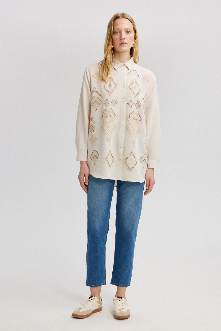 Bir model, Touche Prive toptan giyim markasının tou12843-linen-textured-oversize-shirt-with-embroidery-cream toptan Gömlek ürününü sergiliyor.