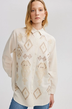 Ein Bekleidungsmodell aus dem Großhandel trägt tou12843-linen-textured-oversize-shirt-with-embroidery-cream, türkischer Großhandel Hemd von Touche Prive