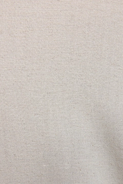 Bir model, Touche Prive toptan giyim markasının tou12843-linen-textured-oversize-shirt-with-embroidery-cream toptan Gömlek ürününü sergiliyor.