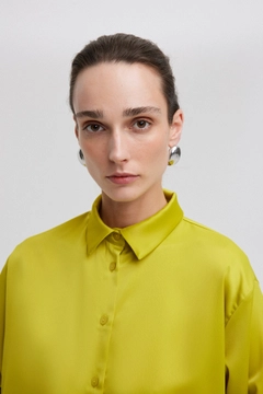 Модель оптовой продажи одежды носит tou12846-satin-textured-shirt-green, турецкий оптовый товар Рубашка от Touche Prive.
