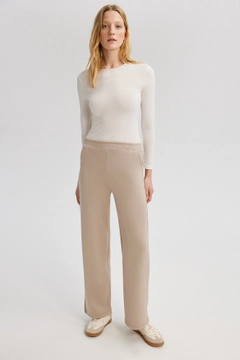 A wholesale clothing model wears tou12847-pocket-detailed-elastic-waist-jogger-beige, Turkish wholesale Sweatpants of Touche Prive